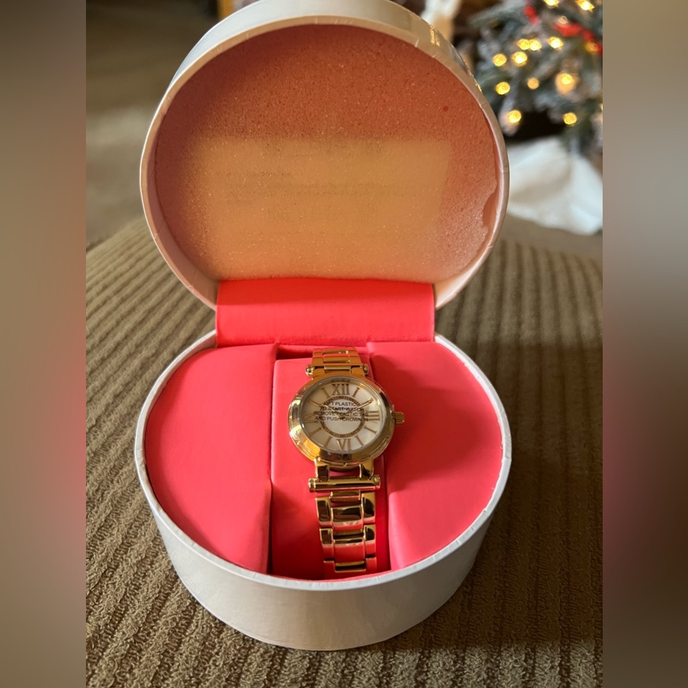 COPY - Isaac Mizrahi watch brand new needs battery - Picture 2 of 3